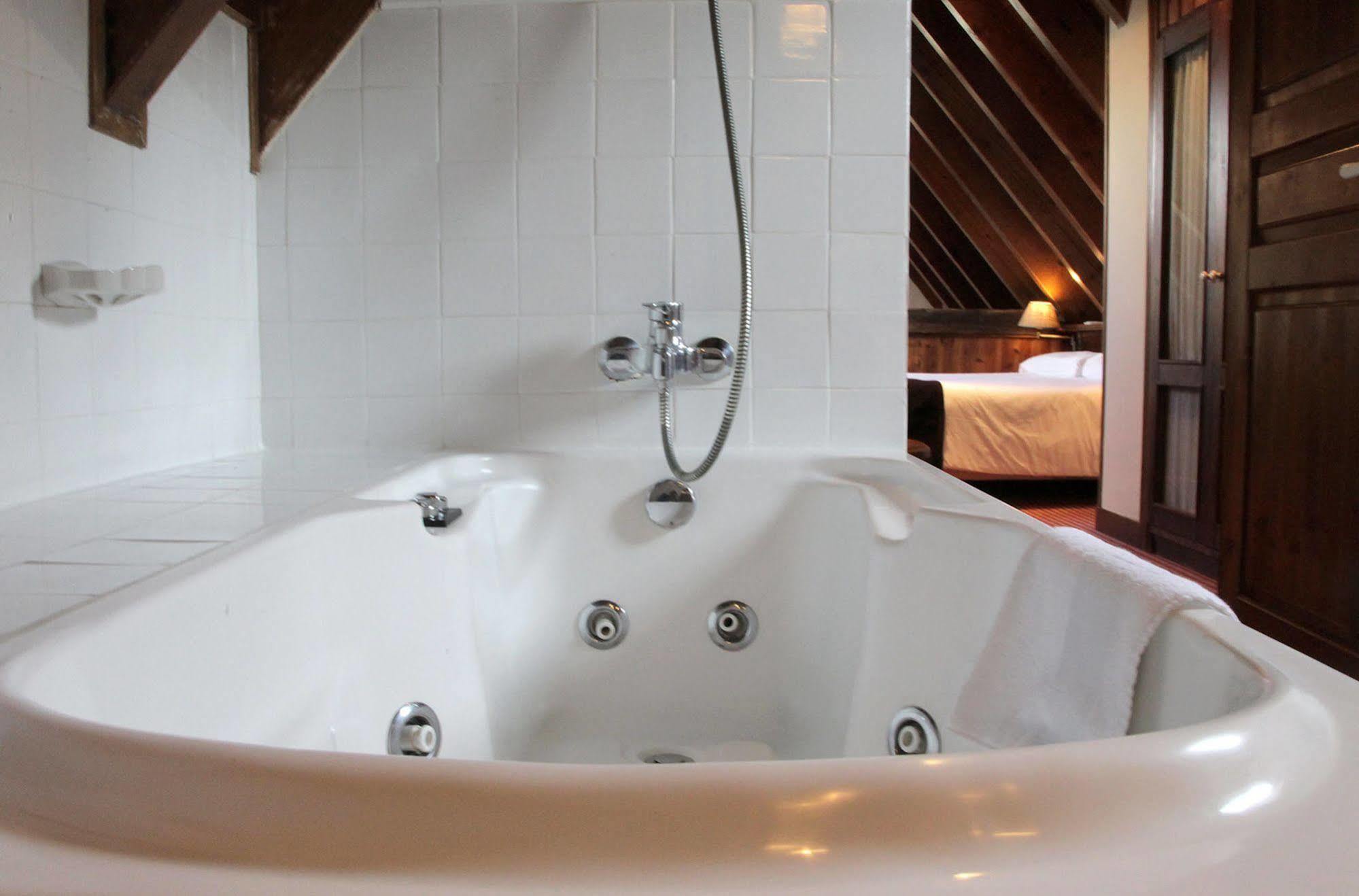 Hotel Chalet Bassibe Baqueira Beret Exterior photo